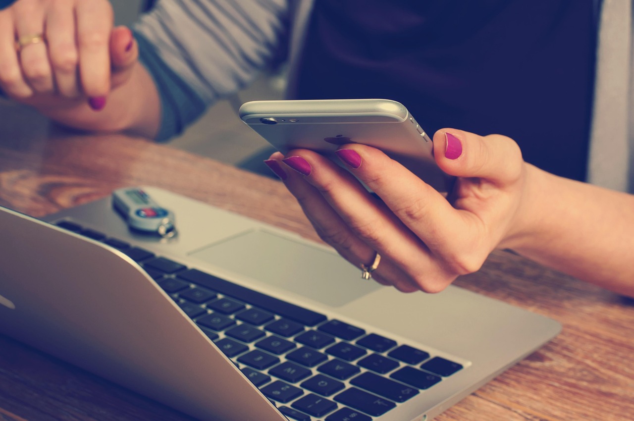 Office, business, accountant — 5 Signs of a Good Broker