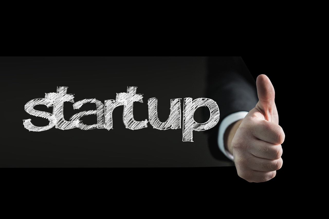 Startup, start up, growth hacking — Can traveler crowdfund travel expenses through reward-based crowdfunding?