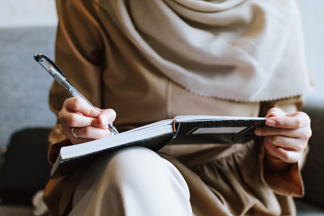 Muslim, woman, writing — Forex trading business is not applicable to everyone