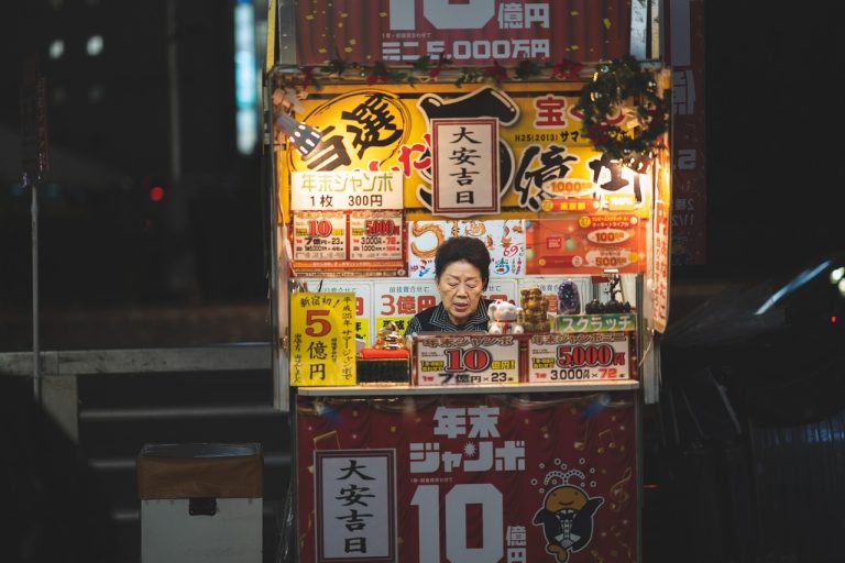 Street, kiosk, store — From Tech Enthusiasts to Corporate Professionals: Targeting Different Audiences with Branded USB